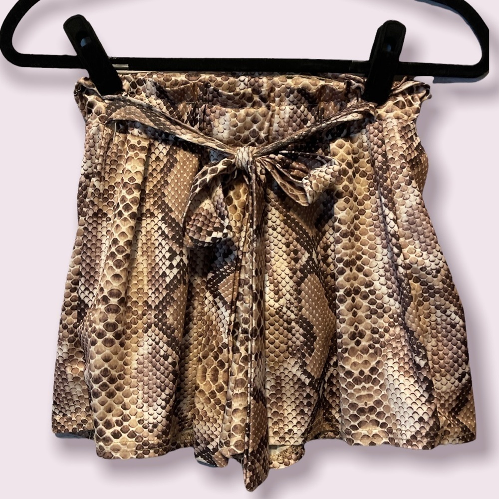 PRETTYLITTLETHING Shorts Size 2 Snakeskin Snake Print